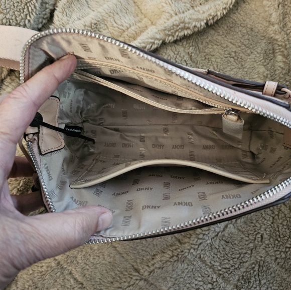 NWOT DKNY CAMERA BAG - Picture 4 of 9